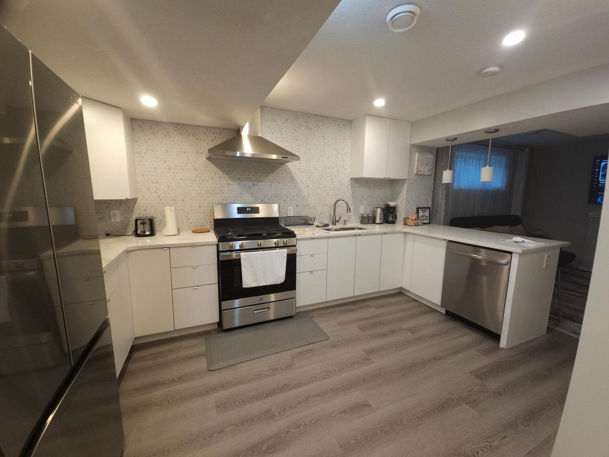Cozy 2 Bedroom Suite, Queen Beds, Near The Airport Edmonton Eksteriør billede